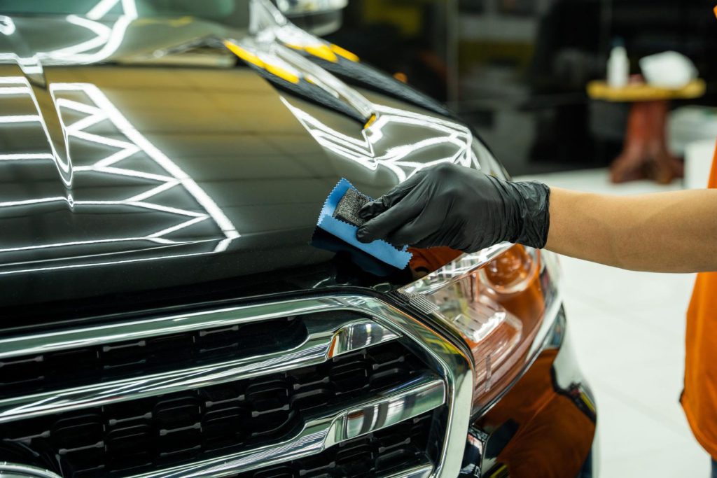 Aby chronić lakier swojego samochodu przed uszkodzeniami, należy przede wszystkim zadbać o regularne mycie i czyszczenie karoserii